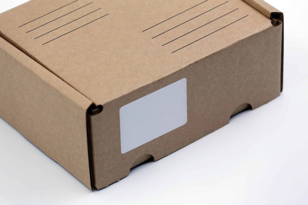5 powodów, dla których stoły do pakowania przesyłek są niezbędne w każdym magazynie